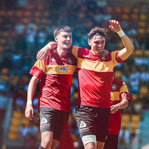 Deux joueurs du Racing Club de Calais celebrent ensemble sur le terrain