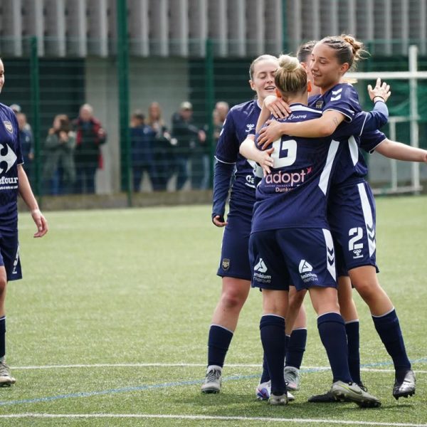 Les joueuses de l’equipe feminine de l’USL Dunkerque celebrent un but