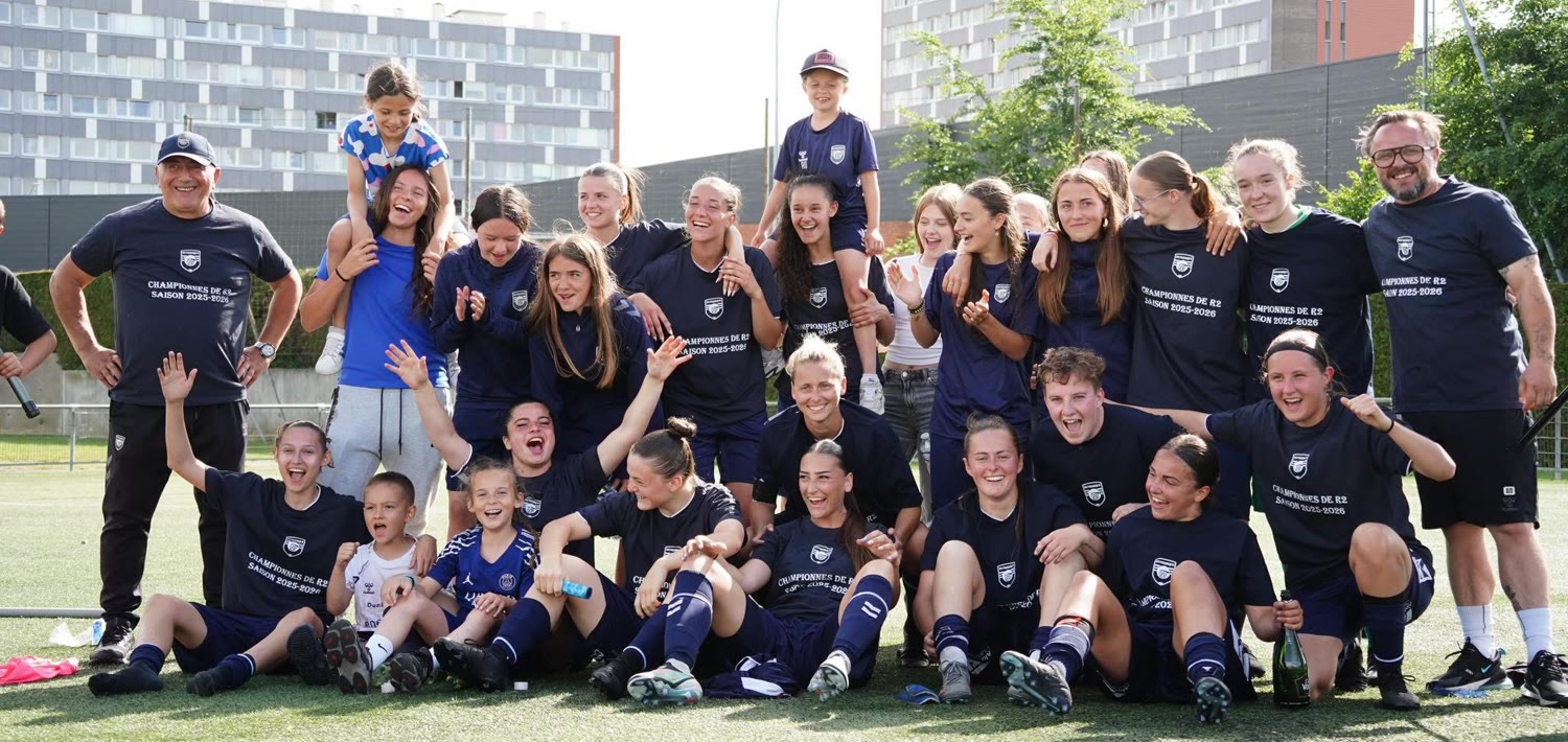 L’equipe feminine de l’USL Dunkerque reunie apres son titre de championnes