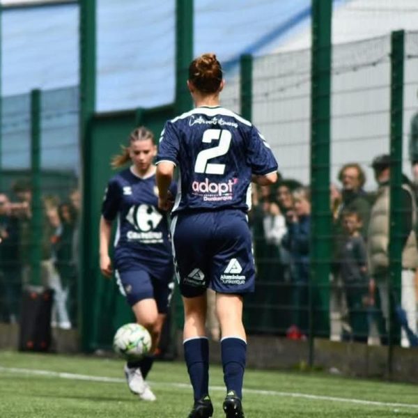 Une joueuse de l’equipe feminine de l’USL Dunkerque pendant un match