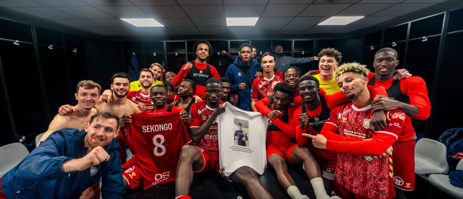 Les joueurs de l’USL Dunkerque celebrent une victoire dans le vestiaire